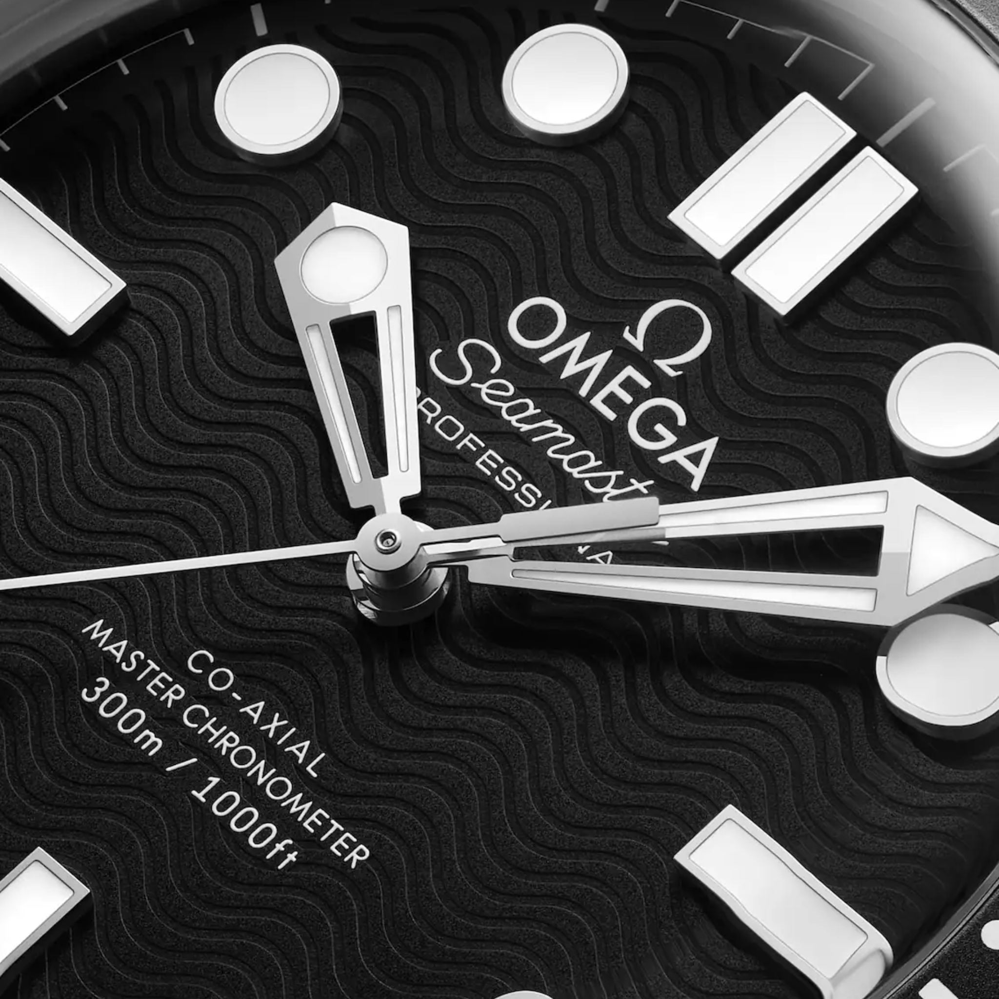 Omega Seamaster Diver 300M 42 mm em aço inoxidável com uma pulseira de borracha preta